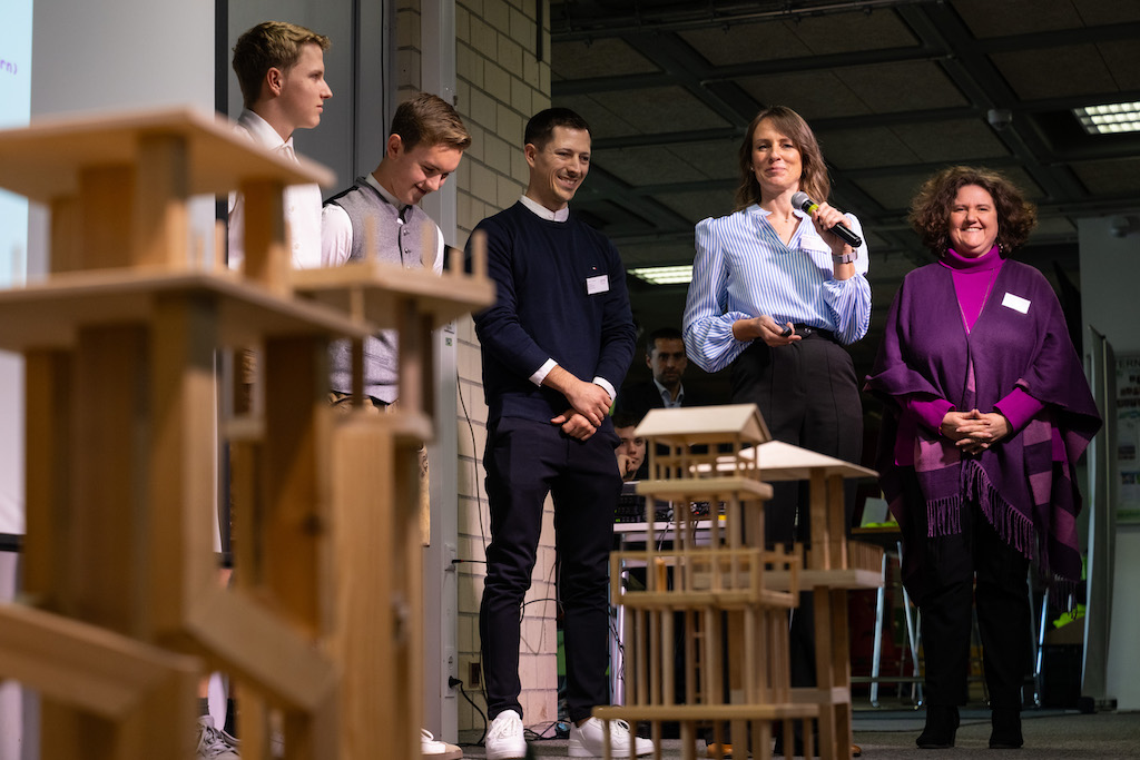 MINT21-Digital-Preisverleihung

mit Vertretern und Schuelern der Staatlichen Realschule Eggenfelden,

aufgenommen am 12. November 2025 in der Realschule in Puchheim.