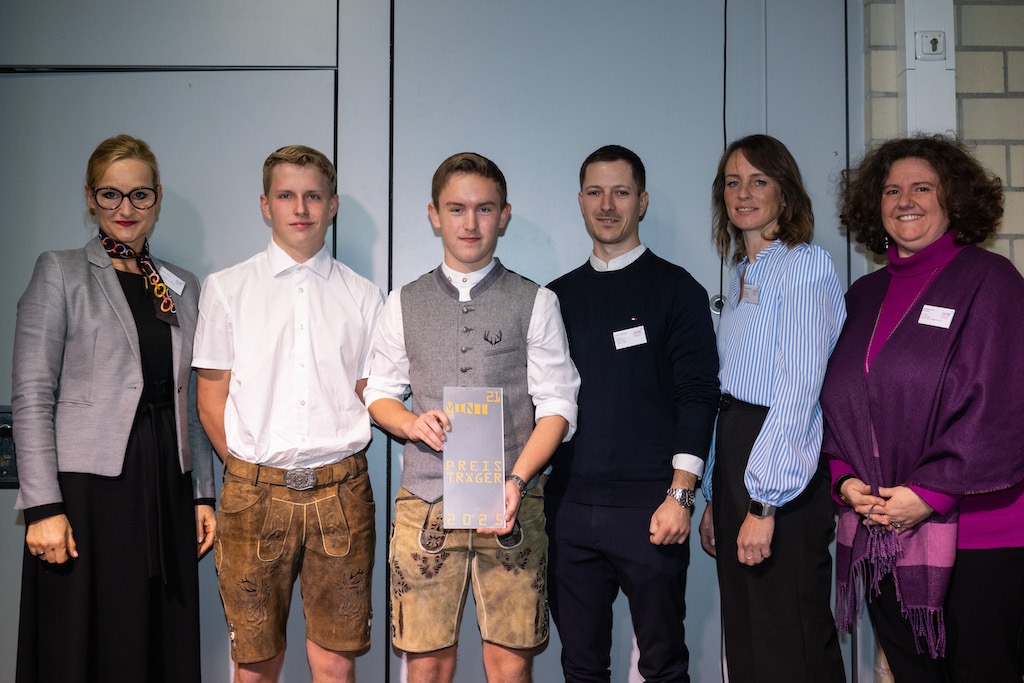 MINT21-Digital-Preisverleihung

mit Laudatorin Sandra Stenger (l.), Vorstandsvorsitzender des Bildungswerks der Bayerischen Wirtschaft, und Vertretern und Schuelern der ausgezeichneten Staatlichen Realschule Eggenfelden,

aufgenommen am 12. November 2025 in der Realschule in Puchheim.